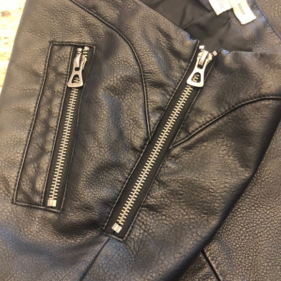 NWOT Silence & Noise Faux Leather UOF Skirt Sz XS - Picture 7 of 8